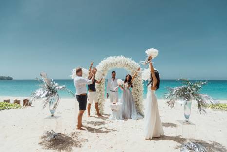 изображение: красивая церемония свадьбы за границей
