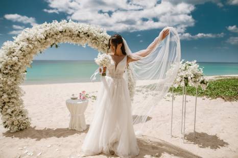 изображение: чудесная свадебная церемония на острове Пхукет