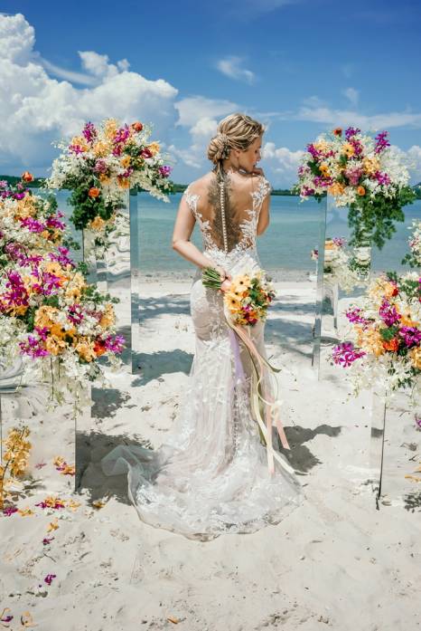 иллюстрация: официальная свадебная церемония на острове Пхукет