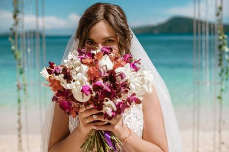 изображение: красивая церемония свадьбы на острове Пхукет