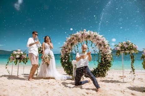 иллюстрация: чудесная свадебная церемония на острове Пхукет