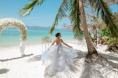 изображение: красивая свадебная церемония на острове Пхукет