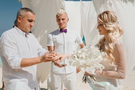 изображение: красивая церемония свадьбы на острове Пхукет