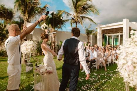 фотография: красивая церемония свадьбы за границей