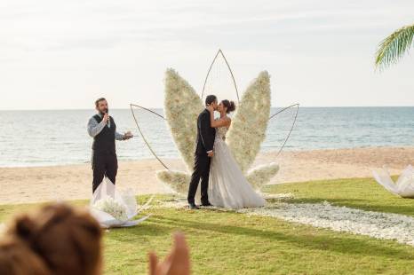 иллюстрация: волшебная церемония свадьбы на острове Пхукет