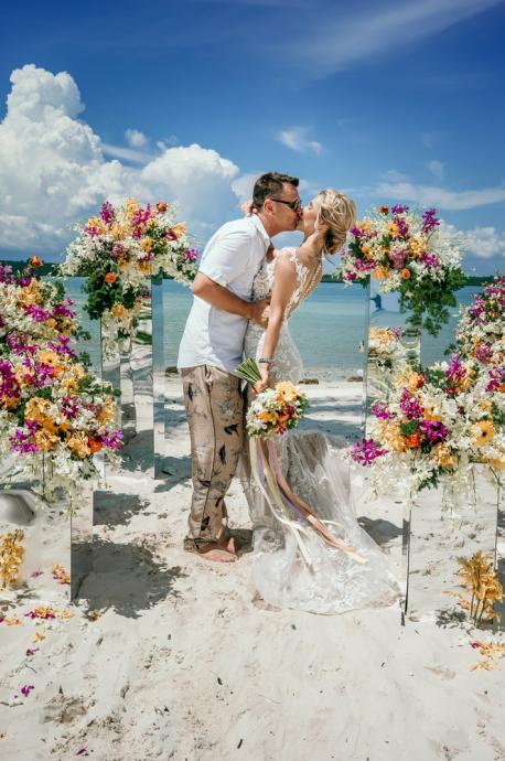 фотография: волшебная церемония свадьбы на острове Пхукет